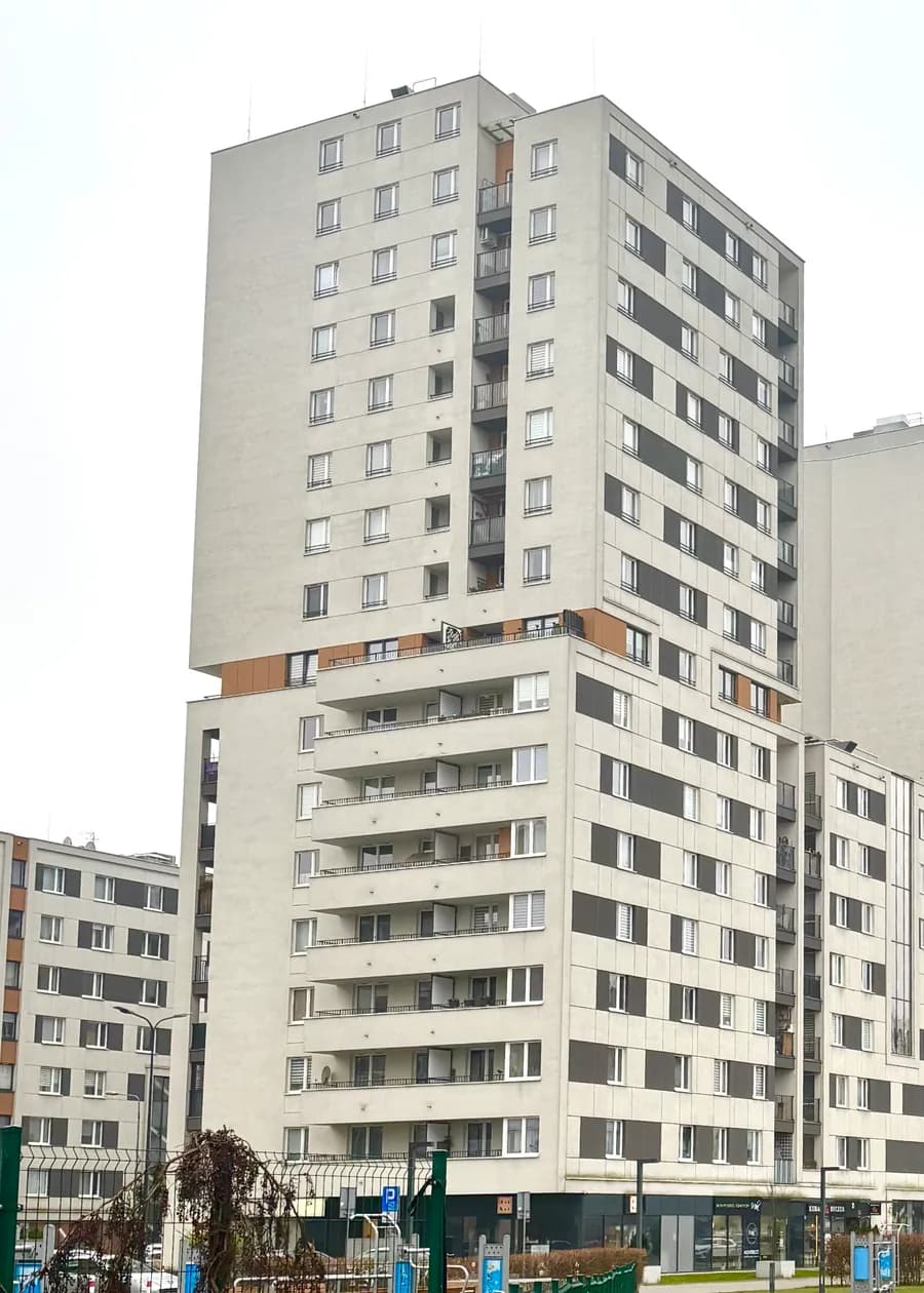 Nowe osiedle Avia w Krakowie: jasne wieżowce mieszkalne z balkonami i plac zabaw na dole