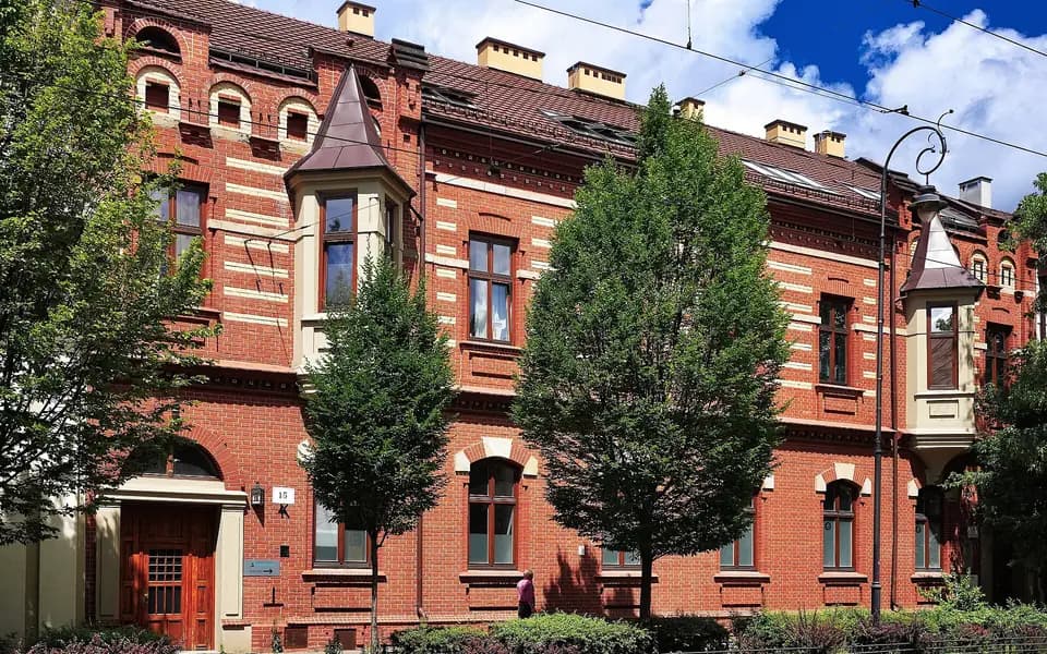 Ceglana kamienica z wykuszem przy ulicy Limanowskiego w Krakowie
