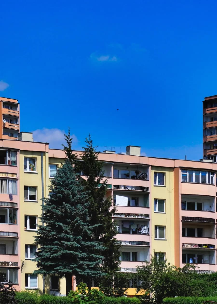 Bloki z wielkiej płyty przy ulicy Strzelców na Prądniku Czerwonym w Krakowie, z balkonami i świerkiem przed wejściem